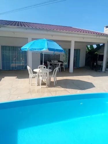 Casa em Guaratuba com piscina para 11 pessoas