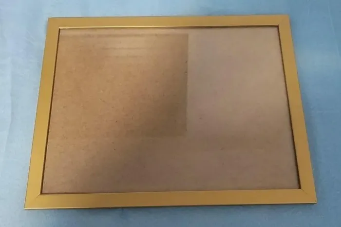 Moldura de Quadro Dourado c/ Vidro 34x43x1cm<br>34x43x1cm