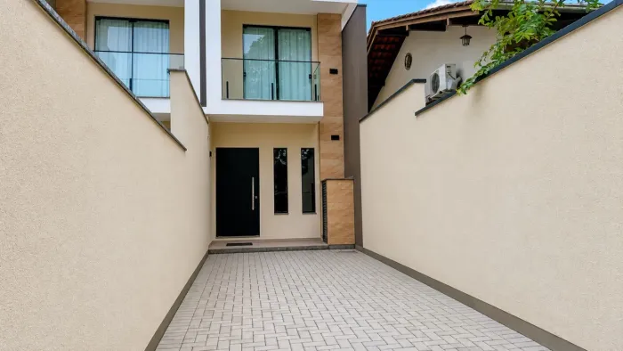 SOBRADO COM 2 SUÍTES À VENDA NO BAIRRO ÁGUA VERDE!!