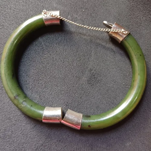 Pulseira de jade natural lapidada