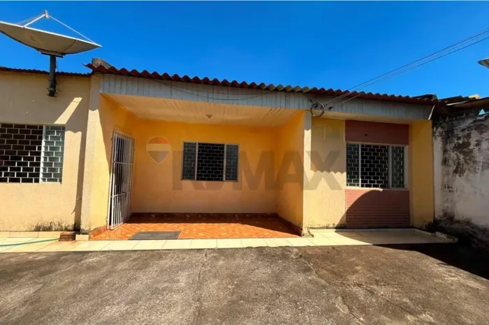 Casa de 2 Quartos com Terreno Amplo no Lagoinha a 150m da Av. Guaporé.