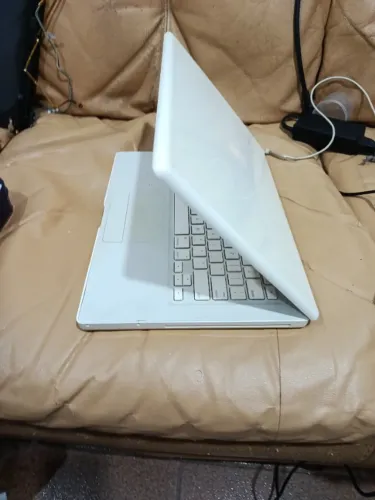 Apple Macbook White A1181