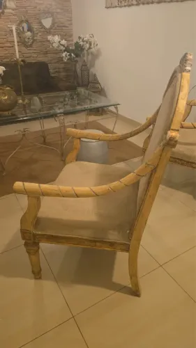 Conjunto com 4 Cadeiras Clássicas em Madeira Maciça 