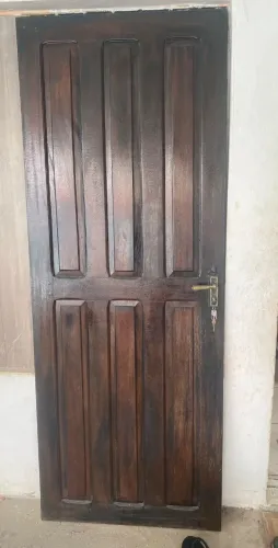 Vende-se porta de madeira