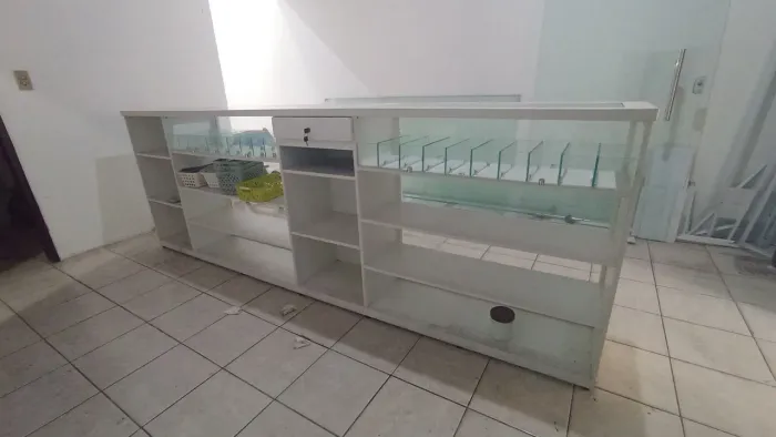 Balcão Expositor Comercial com Vidro e Nichos