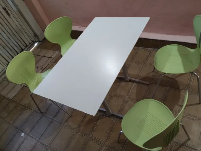 Mesa com 4 cadeiras
