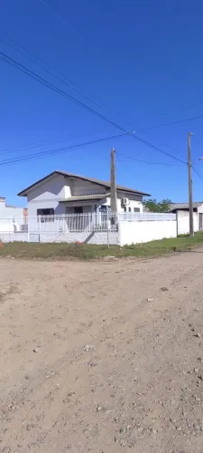 Casa de esquina, a 800 metros do mar, 50 metros do calçamento, terreno medindo 25x12, toda