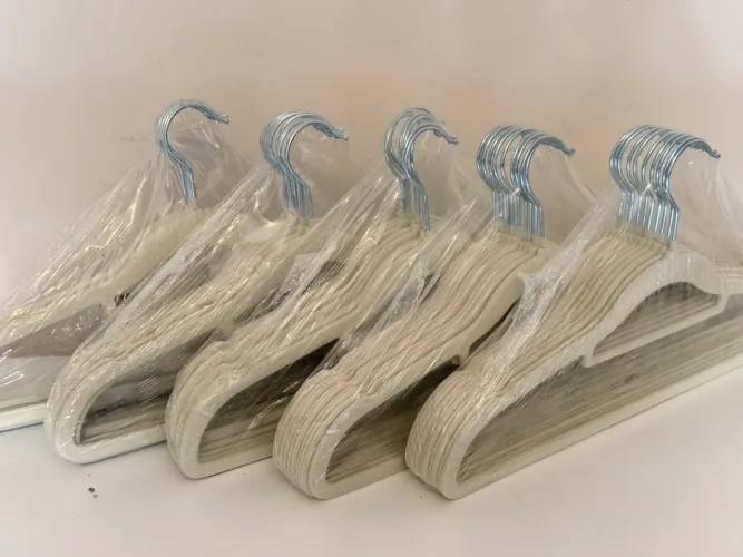 Kit 50 uni cabides de veludo bege NOVO