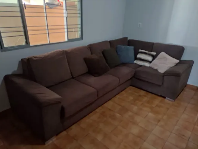 Sofá em L em 2 módulos um deles em chaise retrátil 303x185 cm largura 01 metro conservado 