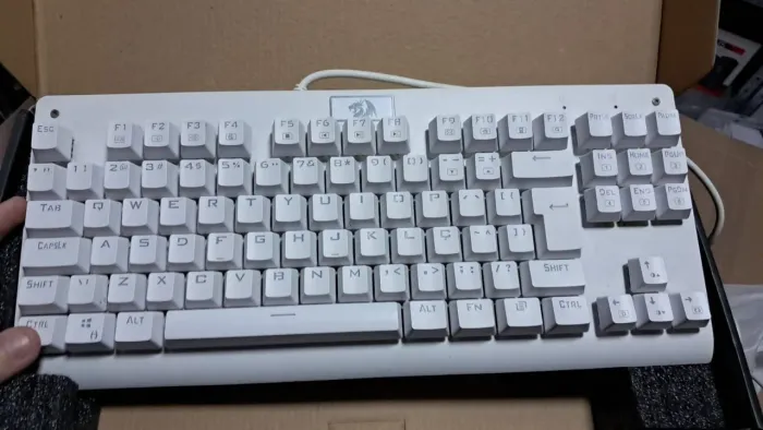(USADO) TECLADO DARK AVENGER BRANCO COM FIO, SWITCH MARROM