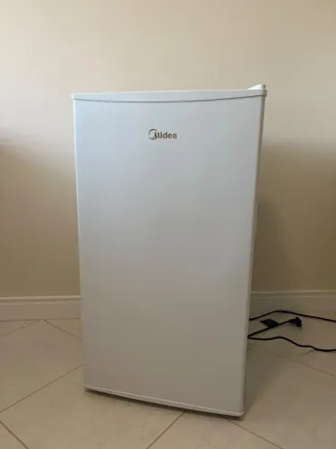 Frigobar Branco 93L Inverter Bivolt Midea