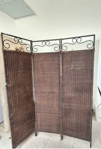 Vendo lindo Biombo em trelica- vime marrom em ótimo estado