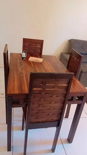 MESA EM MADEIRA COM 04 CADEIRAS