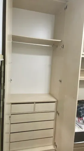 Guarda roupa, bancada de estudos, maleiros e cama box