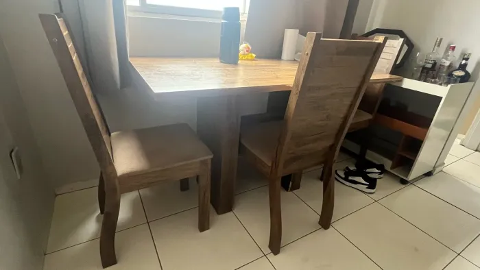 Mesa ,tem 3 cadeiras 