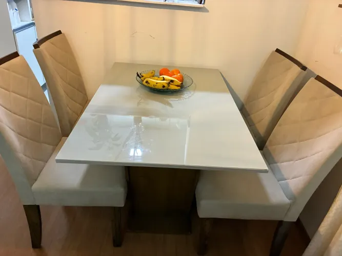 Conjunto de mesa com quatro cadeiras