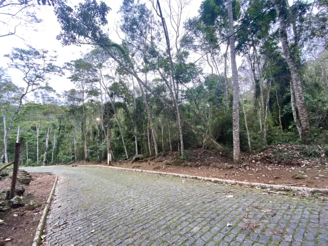 Terreno grande em condomínio fechado em ótima localização no Cônego, Nova Friburgo - RJ