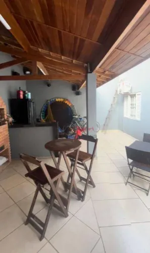 CASA À VENDA COM 3 QTS SENDO 1 SUÍTE, BANH. SOCIAL, COZINHA, ÁREA GOURMET E 4 VAGAS - JARD