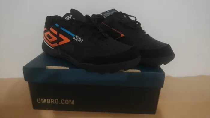 Chuteira society umbro