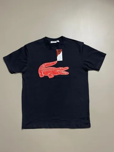 Camiseta Lac Preta/Logo Vermelho