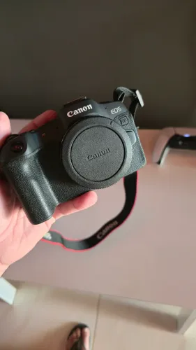 Canon R8