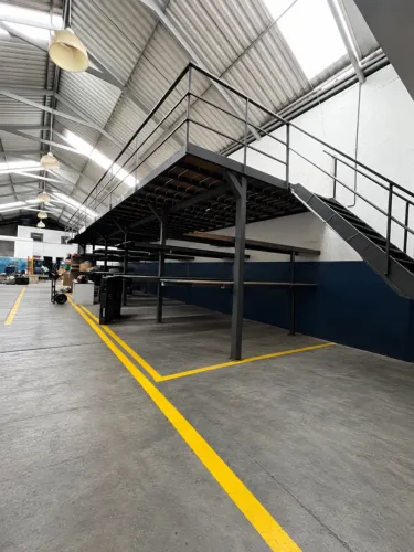 Plataforma Mezanino Metálico Industrial com Corrimão 15,5m x 3,5m