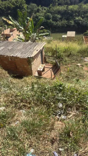 Vendo meio lote com barracão