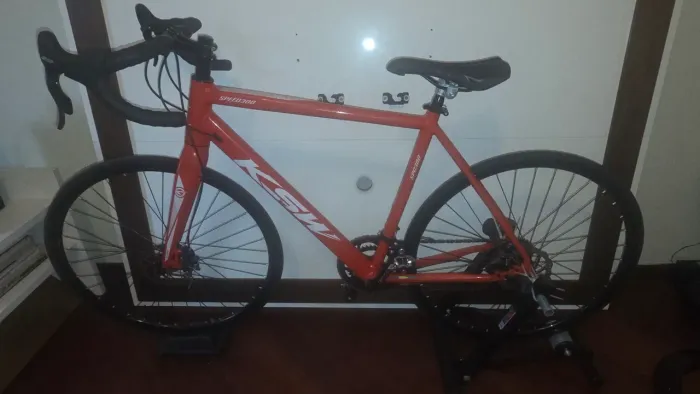 Bicicleta Speed KSW 300 (Zera/Nunca Usada) + Rolo de Treino + Pedal Clip