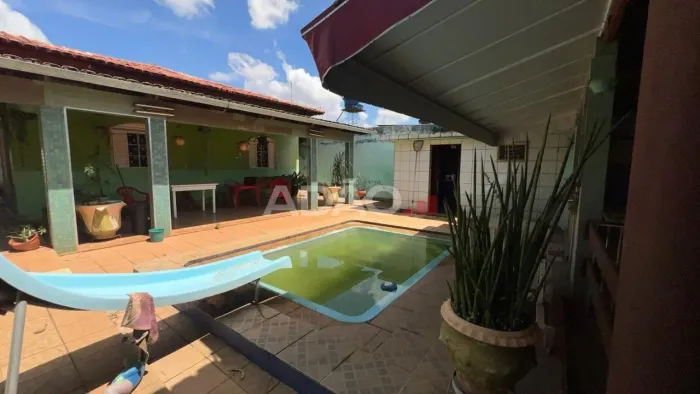 Casa espaçosa e bem construida com 3 quartos 1 Suíte em um lote de 377m² com piscina no se