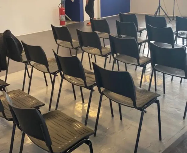 Cadeiras de plástico preta para auditório igreja e outros