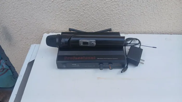 Microfone sem fio, só funciona um microfone,  skp. Acompanha a forte 