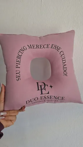 Almofada travesseiro com espaço no meio p12