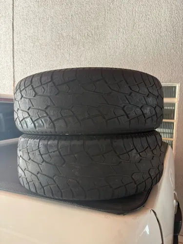 Vende-se 2 pneus 265/65/17