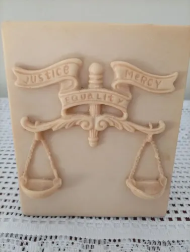 Peça Decorativa Balança da Justiça em Resina