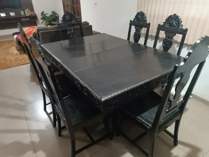 móveis antigos com mais de 90 anos na família, mesa, cadeiras de couro, cristaleira e taje