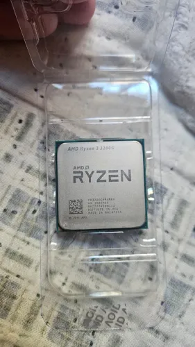 Processador AMD Ryzen 3 3200G com Vídeo Integrado - Usado (Envio via OLX Pay)