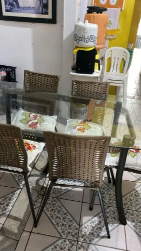 Vendo mesa com 6 cadeiras