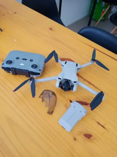 Drone DJI MINI 3 standard com 1 bateria e controle RCN1