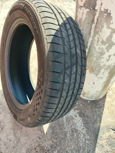 Vendo 2 pneus 195/55R15 em excelente estado