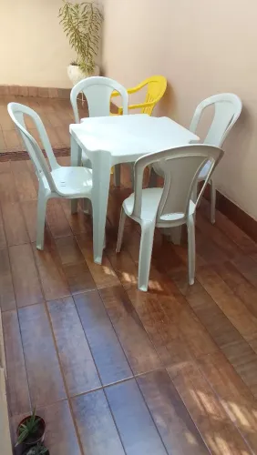 5 Conjuntos de mesas e cadeiras brancas + 12 Cadeiras de plástico amarelas