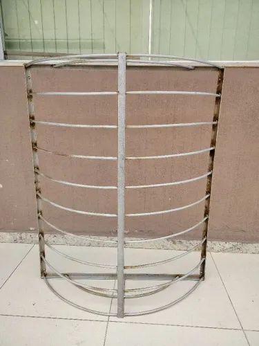 Vendo grade de ferro para para janela em perfeito estado de conservação. 103 cm x 84 cm
