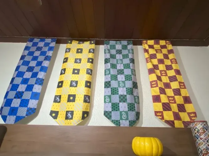 Harry Potter 4 latas com flâmulas decorativas das casas de Hogwarts