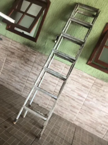 Escada de metal NO PRECINHO