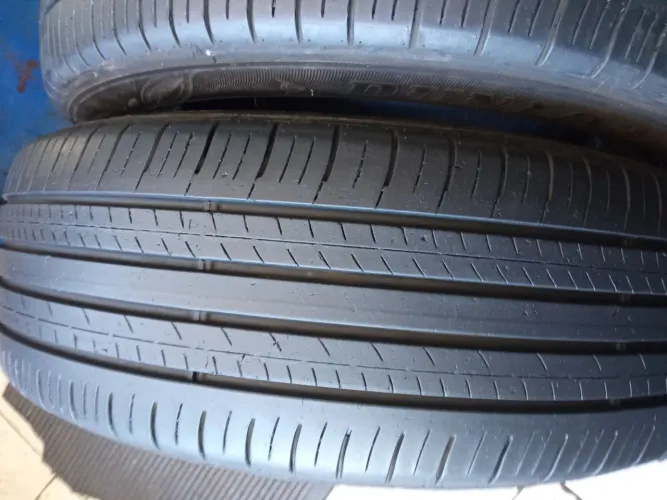 2 pneus Dunlop seminovos 215/60/17