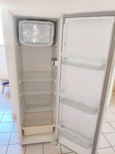 Geladeira funcionando bem, só não tem a tampa do congelador. Motivo da venda: ganhei outra