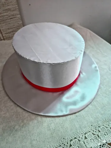 Cartola de Cetim Branca com Detalhe Vermelho