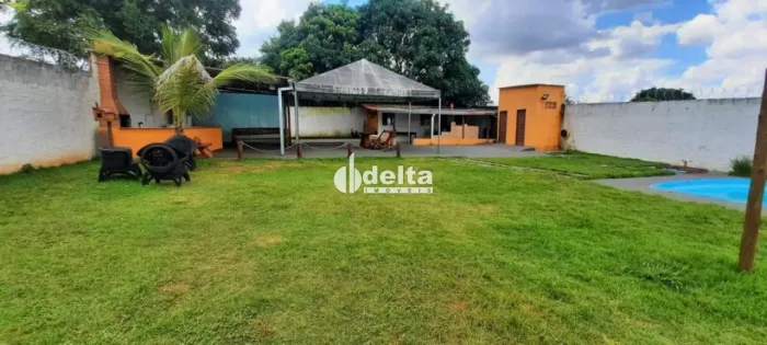 Chácara com 2 quartos, disponível para locação e venda no bairro Morada Nova em Uberlândia