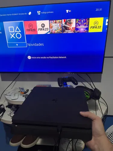 Ps4 slin 500gb + 2 controles + carregador de controle + fone