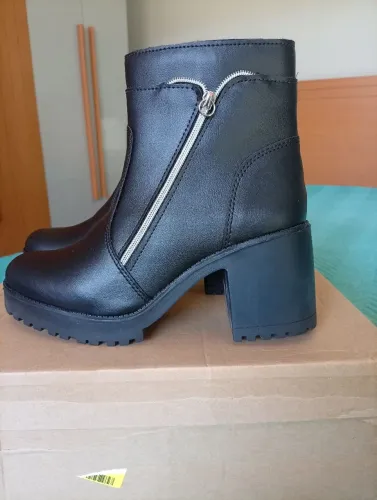 Vendo bota Tratorada número 37 vendendo pq ficou grande em mim nunca foi usada