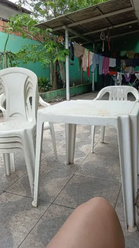 Mesa om 4 cadeiras de plastico